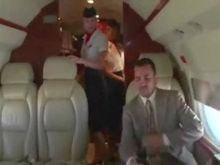 Wellustig stewardesses zuigen hun clients hard snavel op de plane