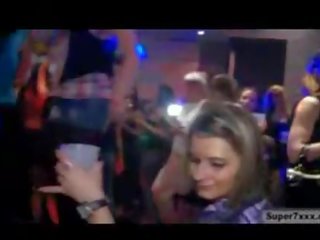Volwassen video- partij in nacht club met cocksucking