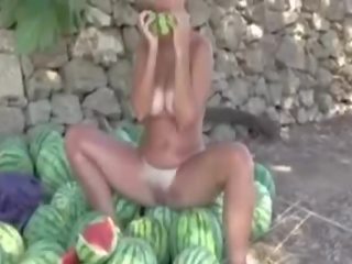 Dehors melon masturbation nudiste giselda