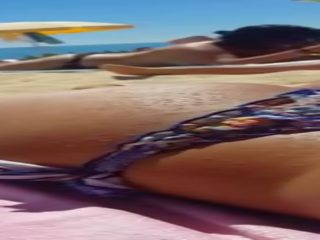 Ειλικρινής glorious μελαχρινός/ή φιλενάδα τέλειο κώλος tanning στο ο παραλία