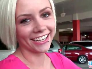 Umazano blondinke najstnice prsti ji preboden minge v avto