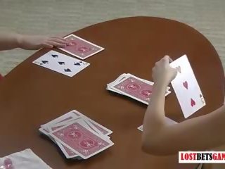 Zwei attraktiv milfs spielen ein spiel von streifen blackjack