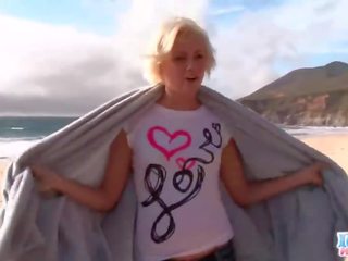 Ekkel youth blond fingre seg selv på strand