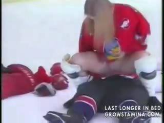 Krievi uz a ledus hockey spēle