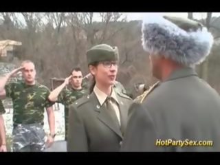 Військовий молодий жінка отримує soldiers сперма