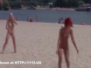 Dva vyhublý nudistický babes frolic kolem the pláž