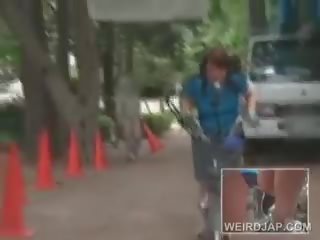 Captivating paauglys azijietiškas kūdikiai jojimas bikes gauti putė visi šlapias