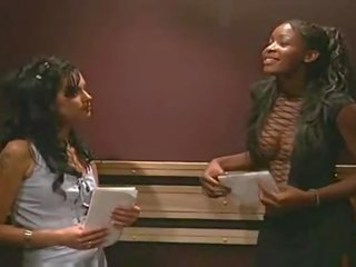 Hard omhoog interraciaal lesbisch seks film in elevator